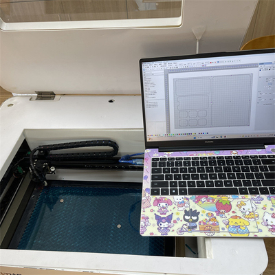 AC220V/50Hz защитник экрана лазерная режущая машина с циркулирующим охлаждением воды и толщиной резки 0,5 мм